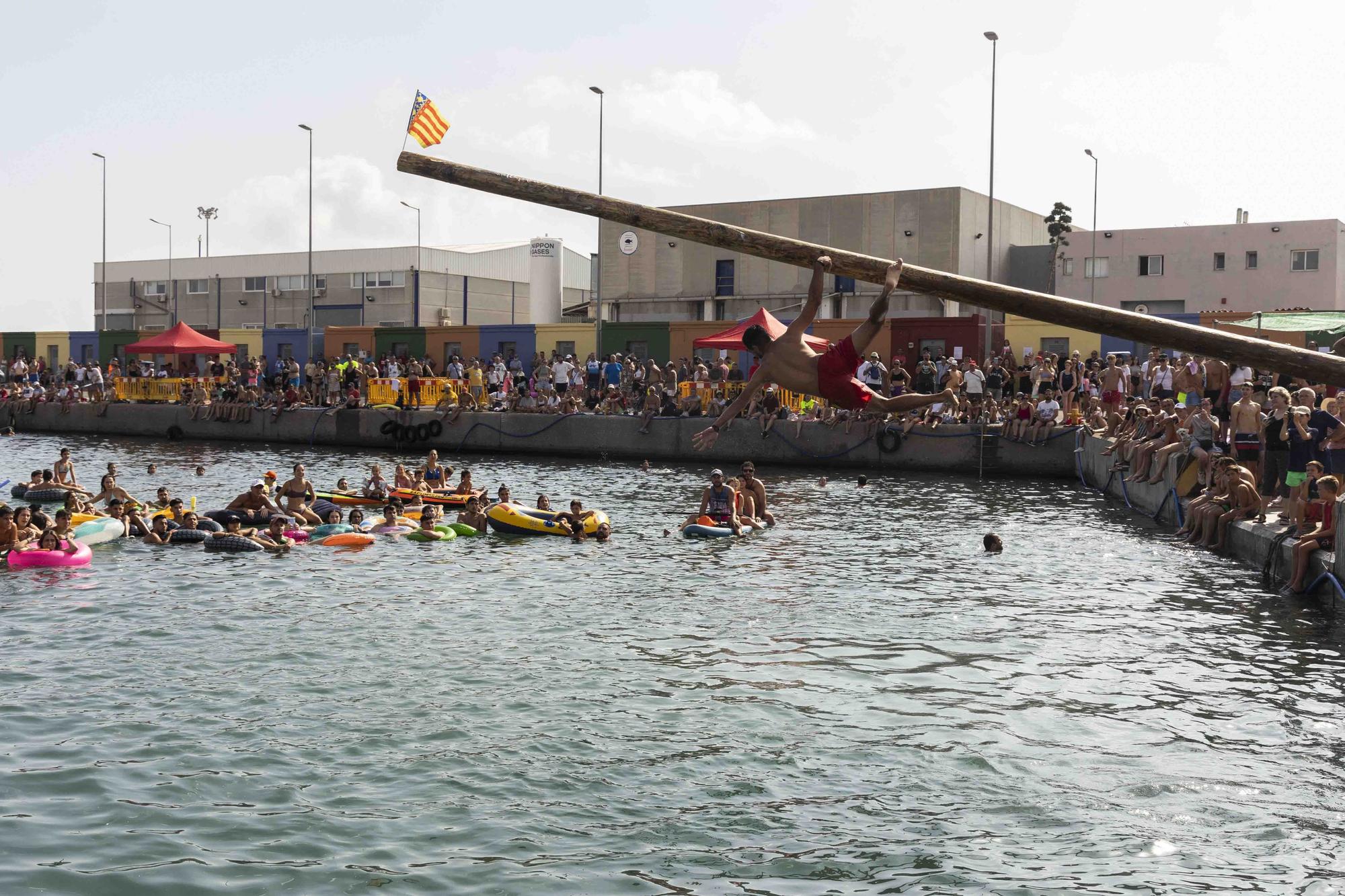 Las cucañas de Port de Sagunt: el palo engrasado