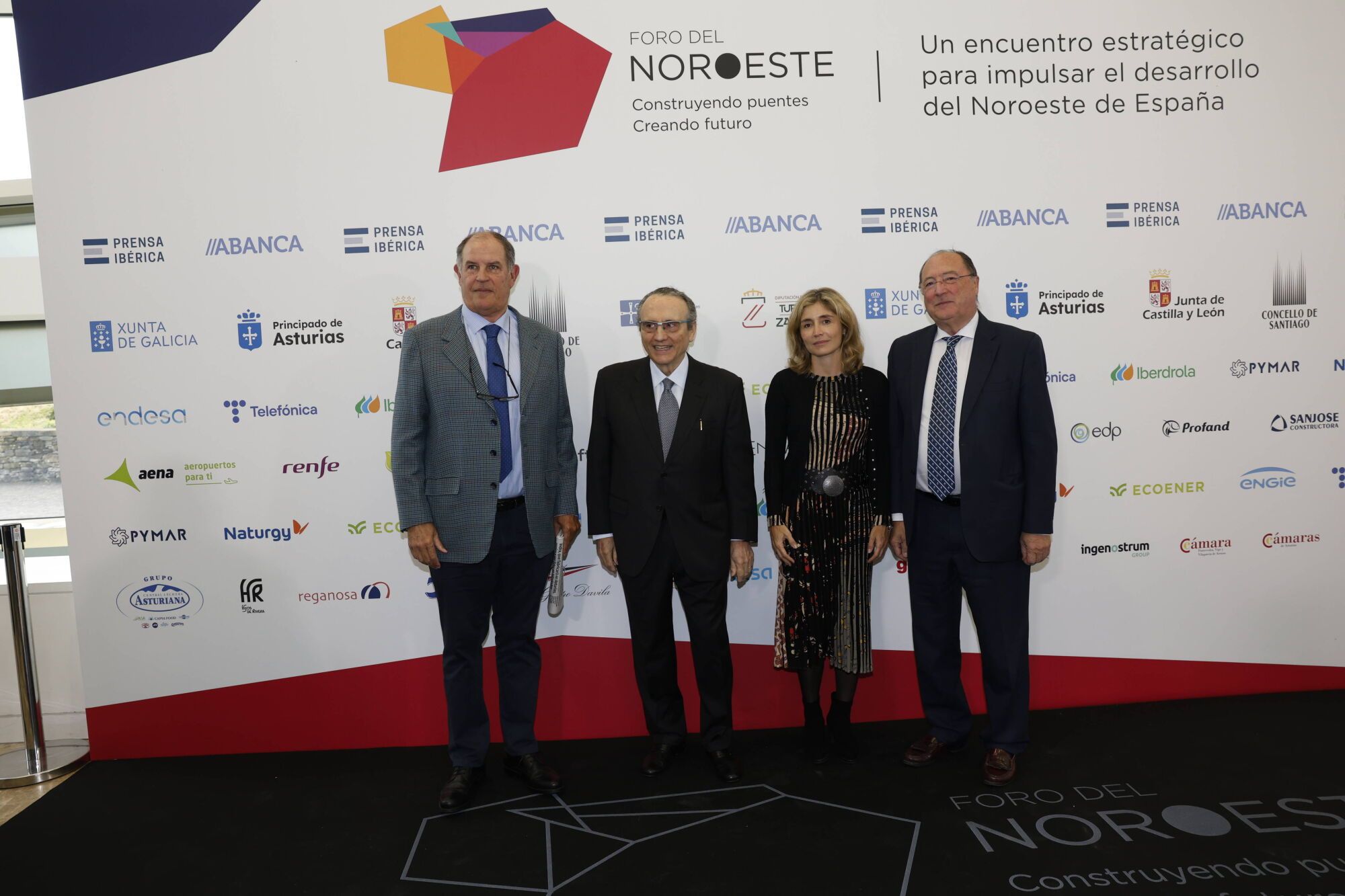 Por la izquierda, Álvaro Platero, presidente de Astilleros Gondán, Javier Moll, Ainhoa Moll y Carlos Moro, presidente de bodega Matarromera.