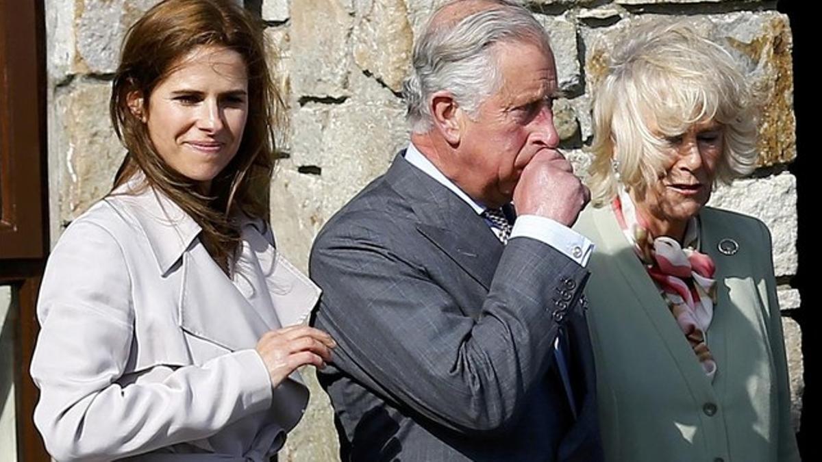 El Príncipe Carlos y su esposa Camilla, ayer en Irlanda.