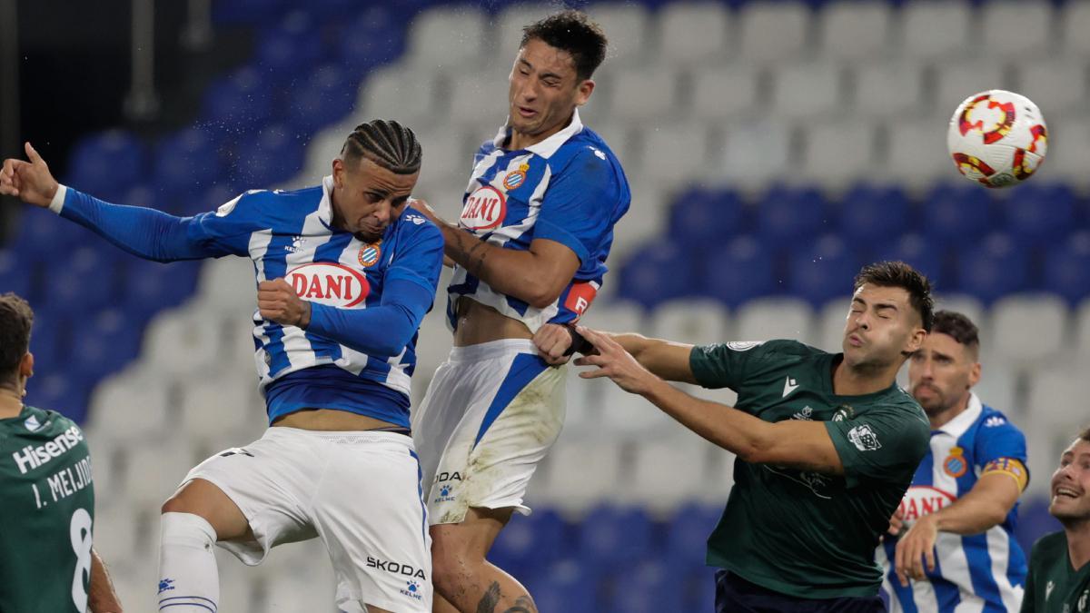Alejo Véliz -centro- logró un 'hat trick' en Riazor