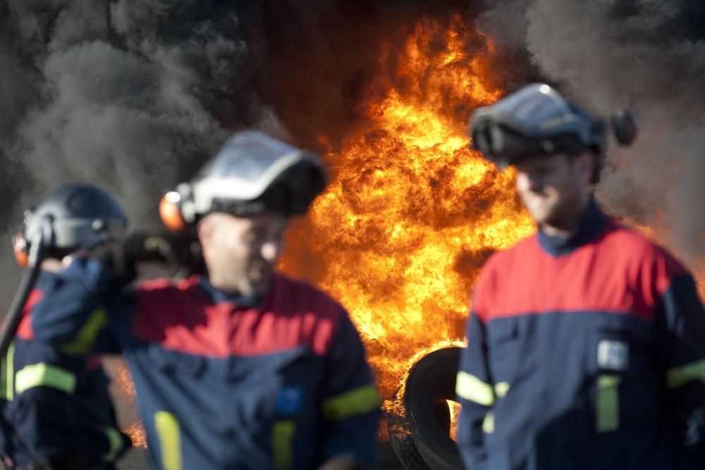 Al  "retén" de trabajadores en los accesos de la fábrica se suman las concentraciones que de lunes a jueves, por la tarde, mantendrán ante la planta de A Grela.