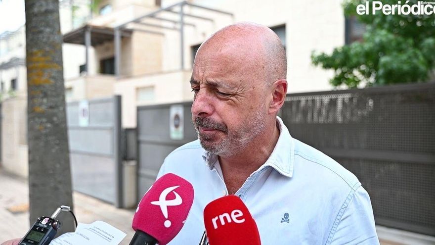 El concejal Pedro Muriel habla con los periodistas.