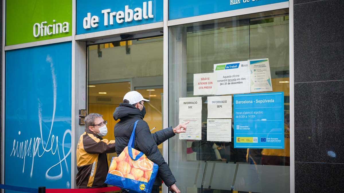 El paro sufre su mayor repunte anual desde 2009. En la foto, la Oficina de Treball de la Generalitat en la calle de Sepúlveda de Barcelona, el 5 de enero del 2021.