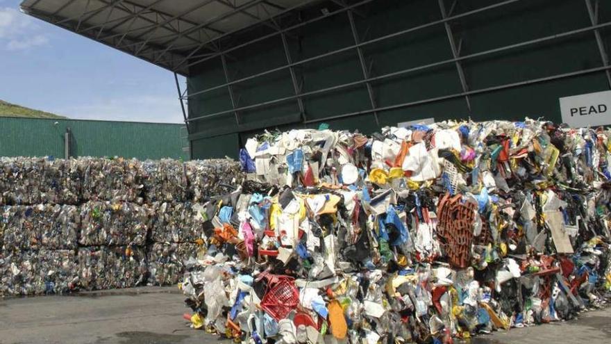 Envases recuperados de la basura y almacenados en la planta de tratamiento de Nostián.