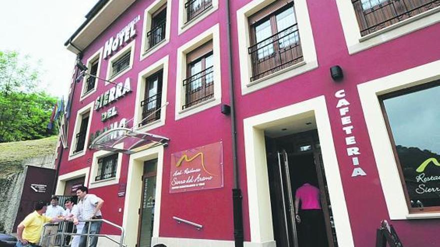 Hotel de Riosa reconvertido el pasado año en residencia geriátrica al carecer de clientes.