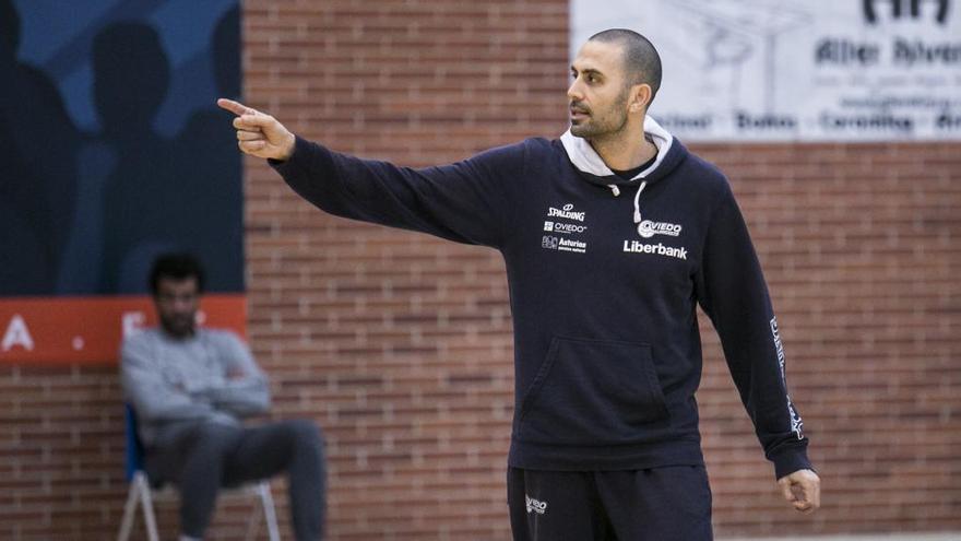 Javi Rodríguez, hoy, en su último entrenamiento al frente del Liberbank Oviedo Baloncesto