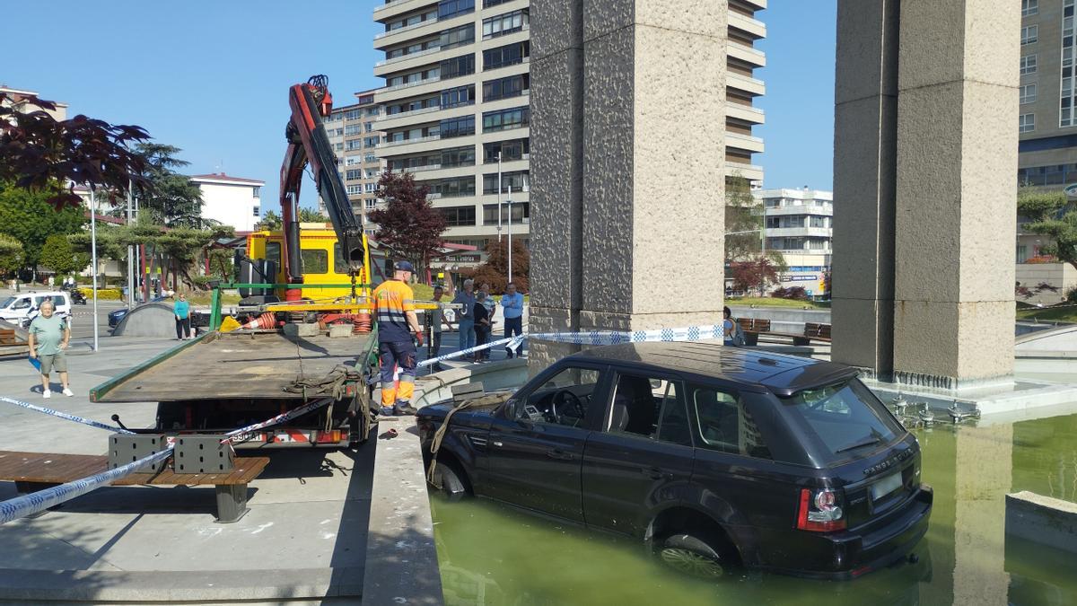 Trabajos de retirada del vehículo en el estanque de la Plaza de América de Vigo.