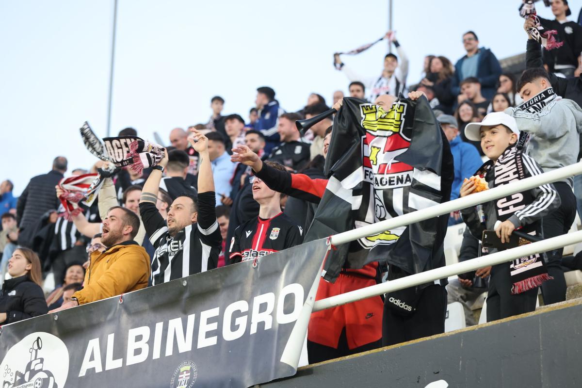 Aficionados del FC Cartagena en el derbi ante el Real Murcia