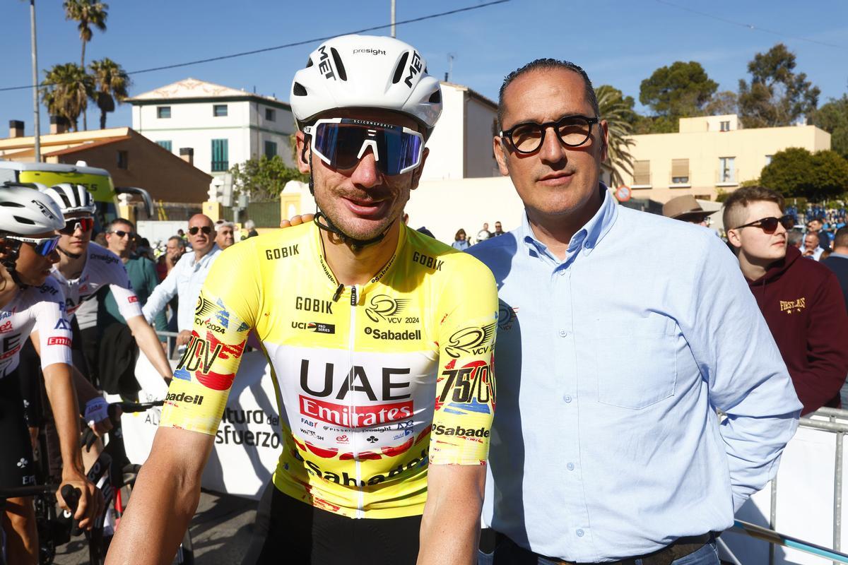 Jefe de prensa, Pablo Tarancón junto a un ciclista