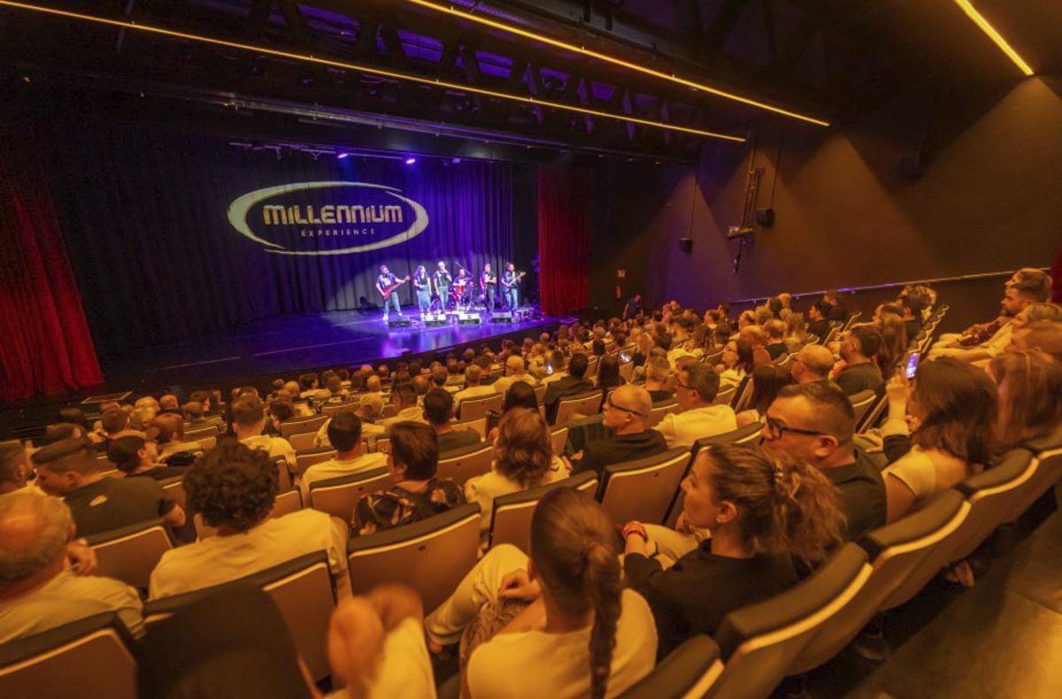 Todo el público listo para disfrutar de la Ibiza Comedy Band.
