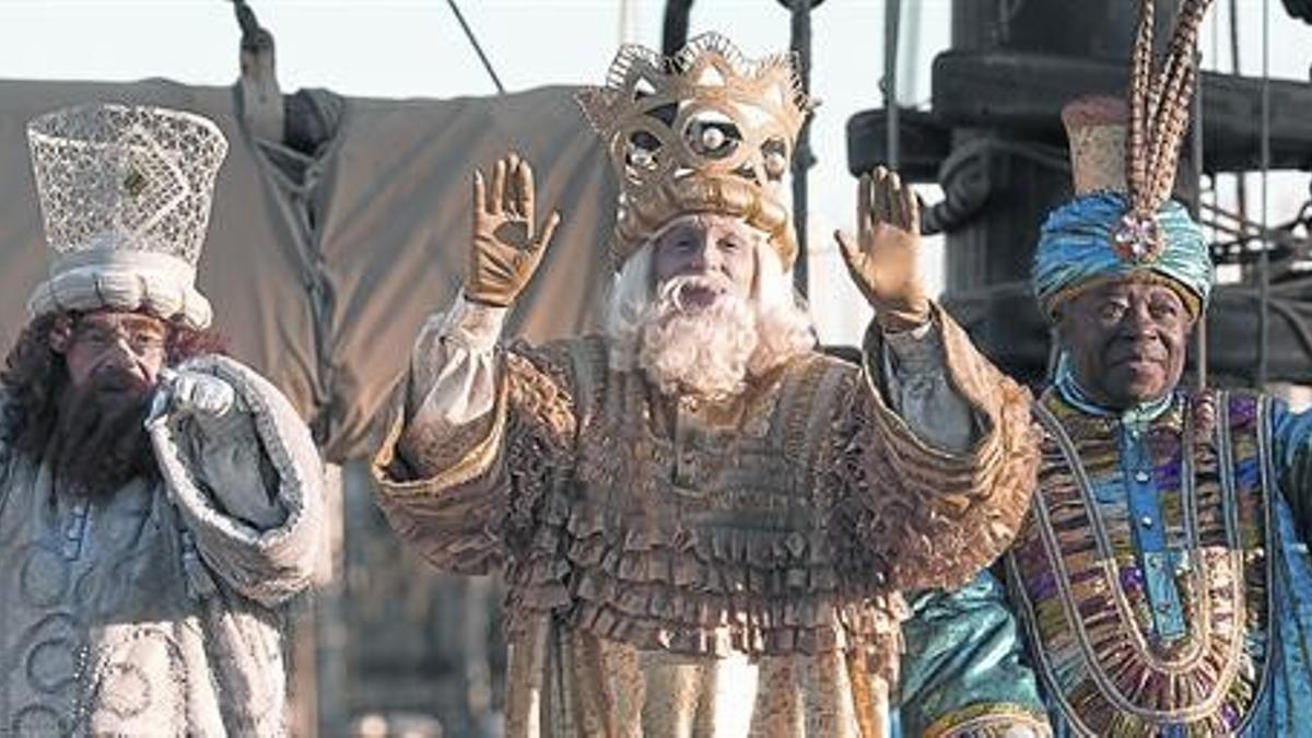 DESEMBARCO BARCELONÉS Los Reyes Magos saludan a su llegada en barco al puerto de Barcelona, el año pasado, desde donde iniciaron su desfile por la ciudad.