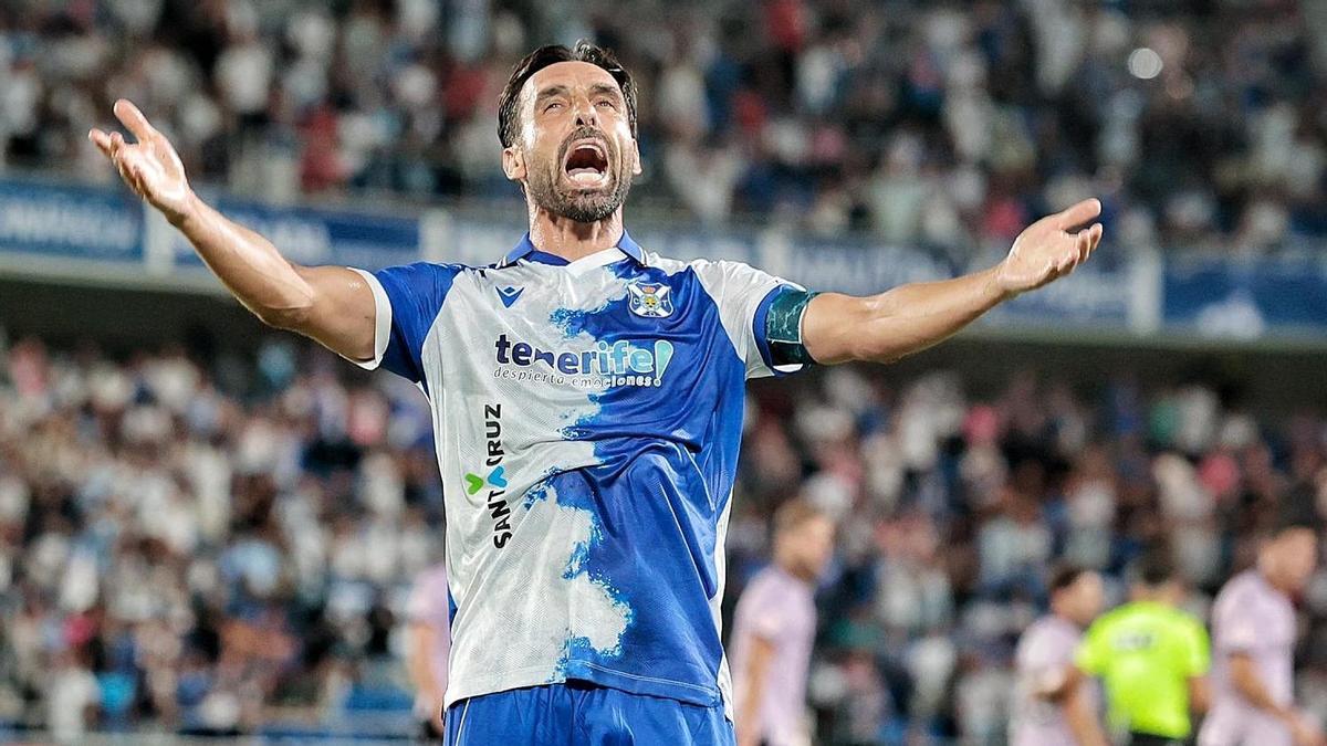 UD Las Palmas y Tenerife gobiernan la tabla