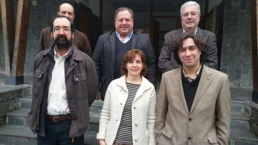 En la fila de atrás, Manuel Oviaño (concejal de Ibias), José Fernández y José Ron; delante, José Antonio Ron, Almudena Orejas y Alejandro Beltrán.