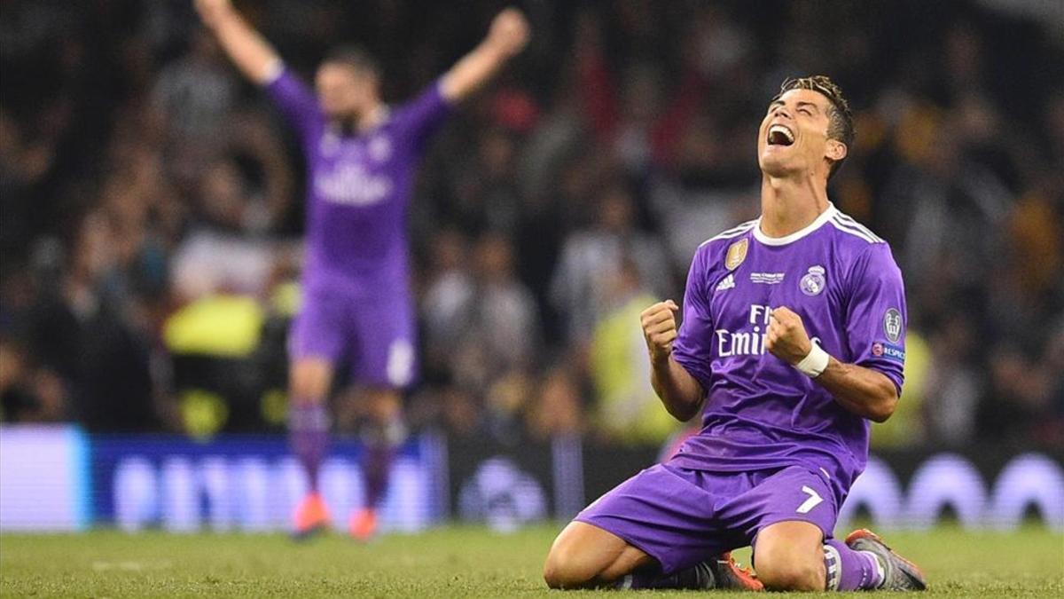 Cristiano Ronaldo celebra el título en el césped nada más terminar el choque