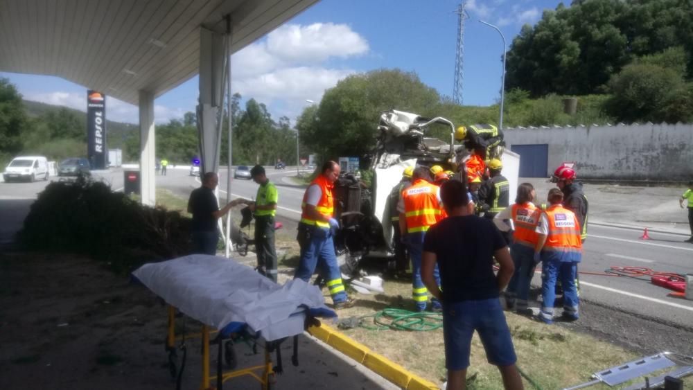 Accidente con vuelco de un camión en Barro