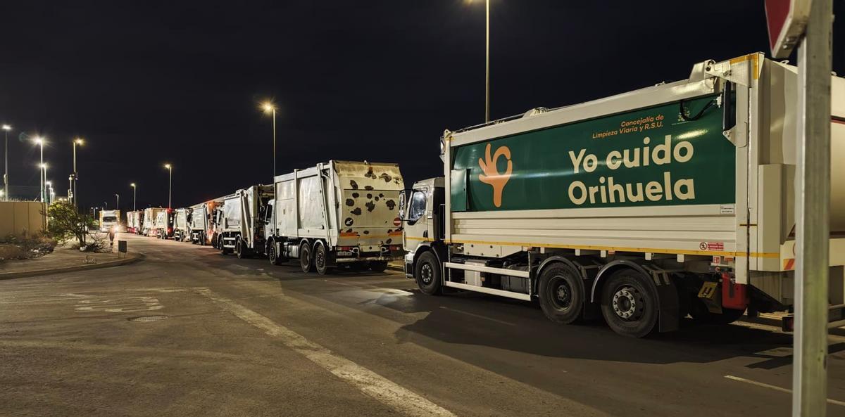 Camiones de Pilar de la Horadada, Orihuela y Torrevieja haciendo cola en la planta de transferencia de basuras de Dolores