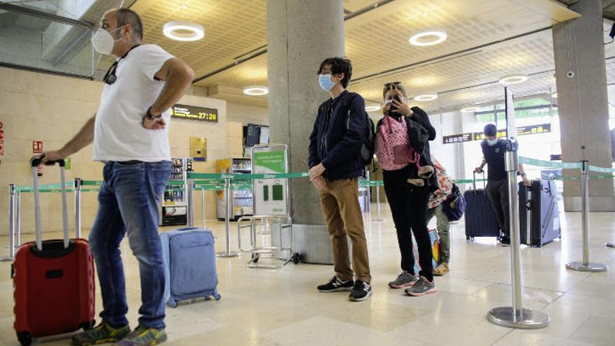 Pasajeros esperan para el embarque en el aeropuerto Tenerife Norte.