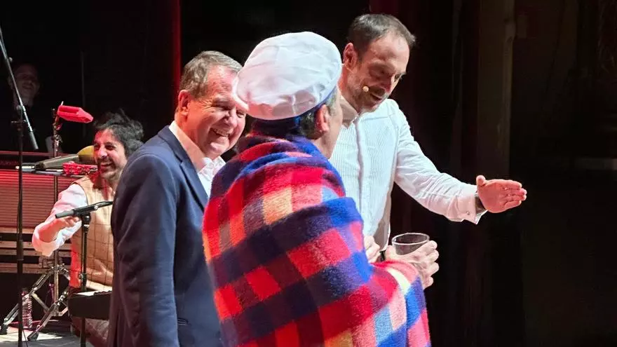 Abel Caballero le roba el show a Roberto Vilar: "¿Qué le dice una iguana a su hermana gemela?"