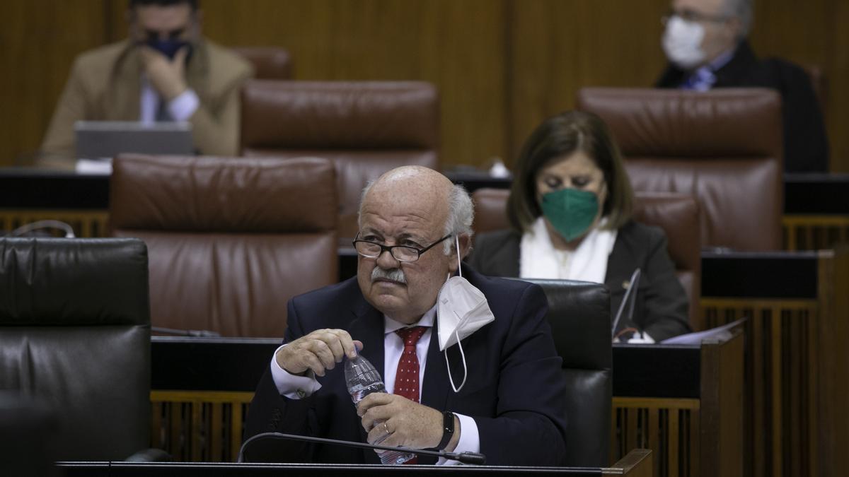 El consejero de Salud de la Junta de Andalucía, Jesús Aguirre, en el Parlamento andaluz.