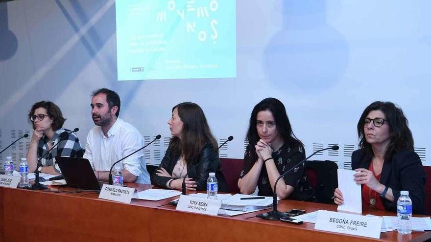 Avia Veira, Daniel Díaz Grandío, la moderadora del debate, Consuelo Bautista, Yoya Neira y Begoña Freire, ayer, en el Kiosko Alfonso.