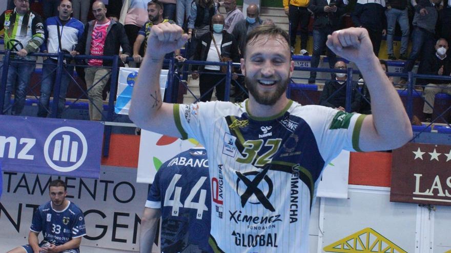 Mitic celebra la victoria del Ángel Ximénez contra el Cangas.