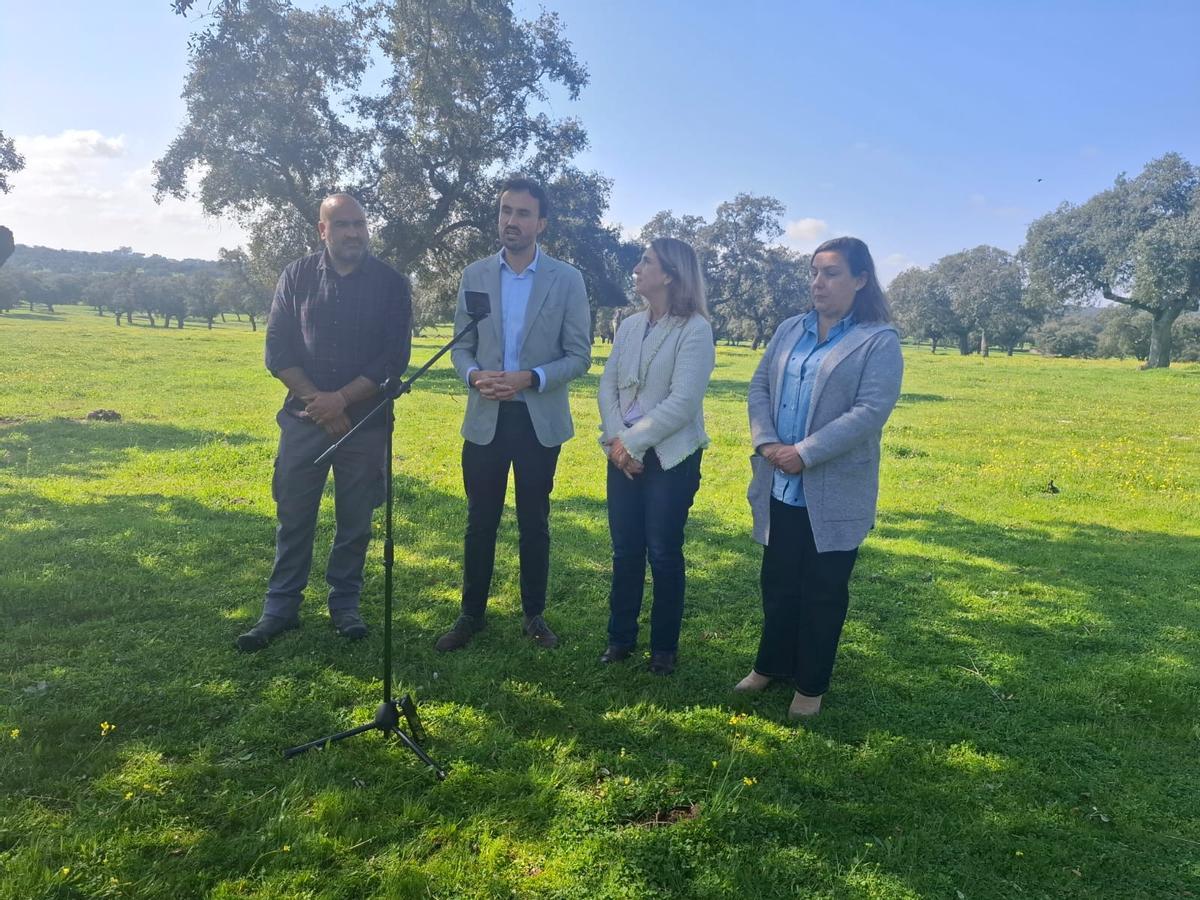El alcalde de Villanueva de Córdoba se dirige a la prensa en la explotación de Los Tinahones.