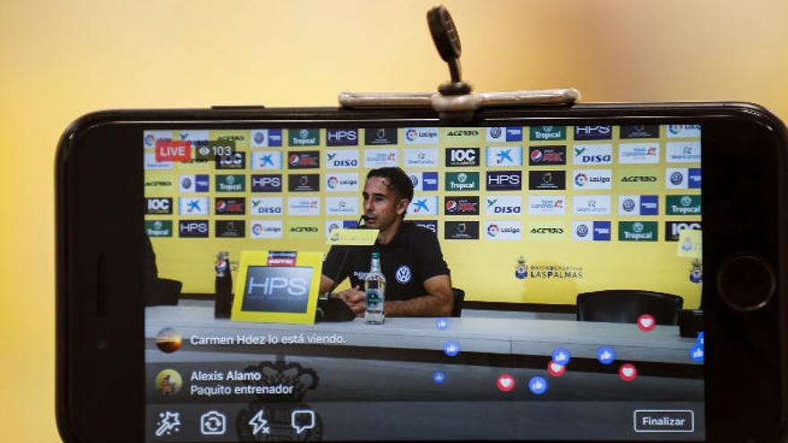 Paquito Ortiz, técnico de la UD Las Palmas, visto ayer desde un móvil en la sala de prensa del Gran Canaria.