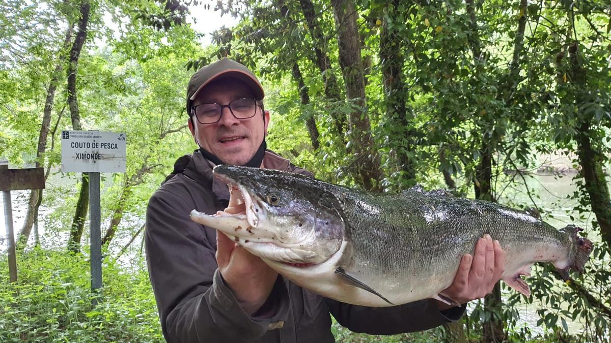 El pescador Diego Ortega pescó el campanu más grande de los últimos años.