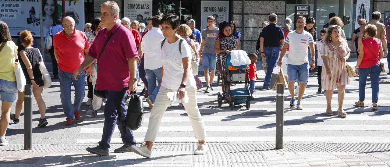 Viandantes, este sábado, en uno de los pasos de peatones que comunican la avenida de España con Cánovas.