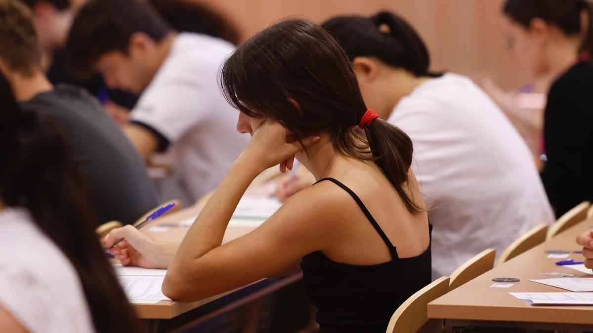 Alumna durante un examen de Selectividad en Córdoba.