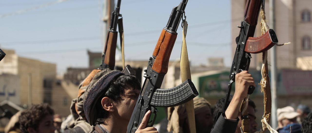 Nuevos combatientes hutíes muestran sus armas y cantan lemas en la ceremonia de final de su entrenamiento, en la capital de Yemen, Sanaa.