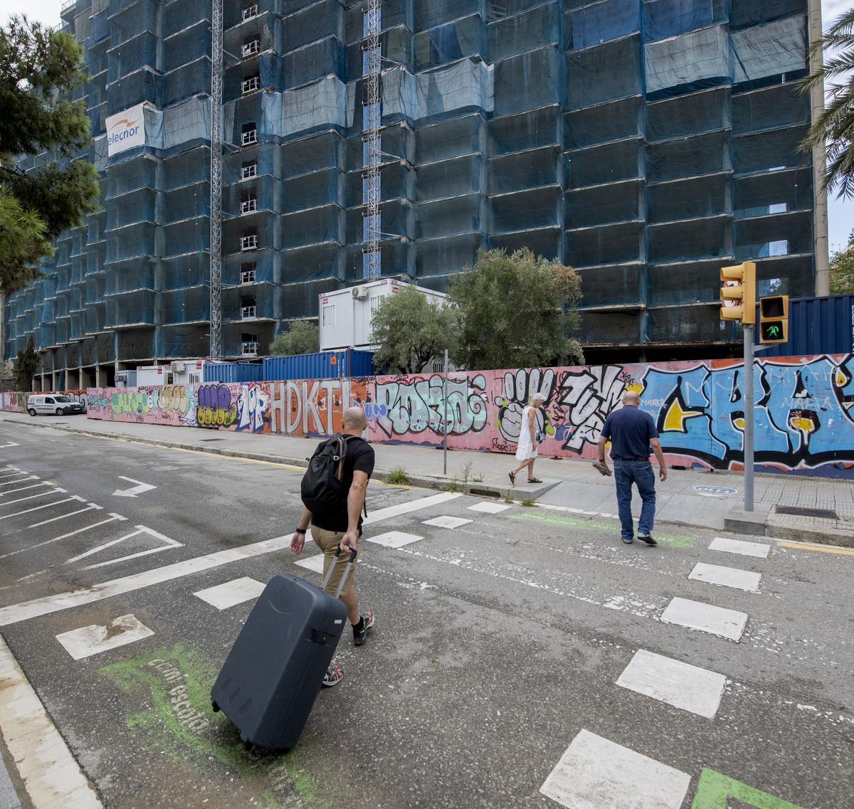 Fachada del edificio Estel que da a la avenida de Roma.