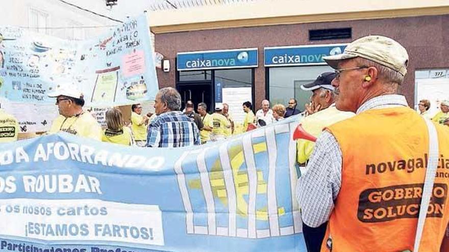 Protesta de los afectados de Vigo-Val Miñor, ayer en Candeán.  // Jorge Santomé