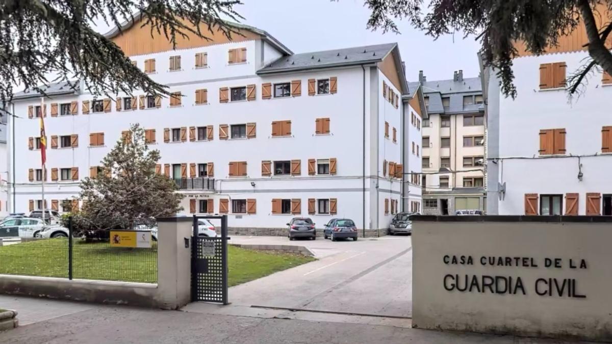 Acceso a la Casa Cuartel de la Guardia Civil de Jaca, donde permanece detenido el sospechoso.