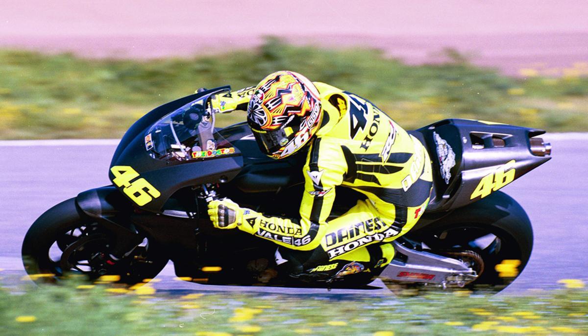 En 2002 pilotando la nueva Honda RC211V ganó el Mundial por una distancia de 140 puntos sobre el segundo. En la imagen, durante los entrenos de pretemporada en Montmeló.