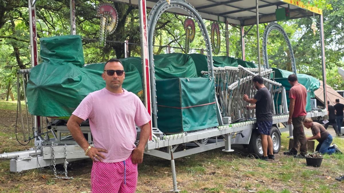 Guillermo Alcaraz supervisa el montaje del 'Gusano Pupo'