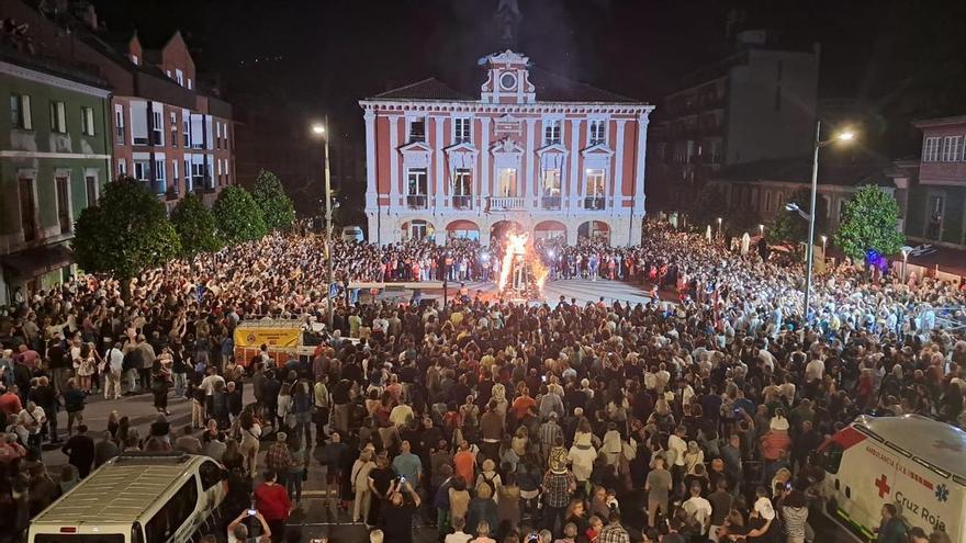 El PP de Mieres compara las fiestas de San Xuan con un "copia y pega" año tras año": "Han convertido las patronales en el Día de la Marmota musical”