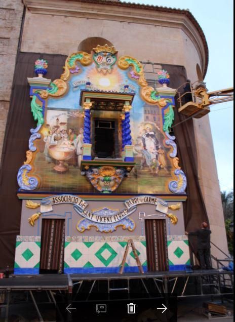 El altar, durante su montaje.