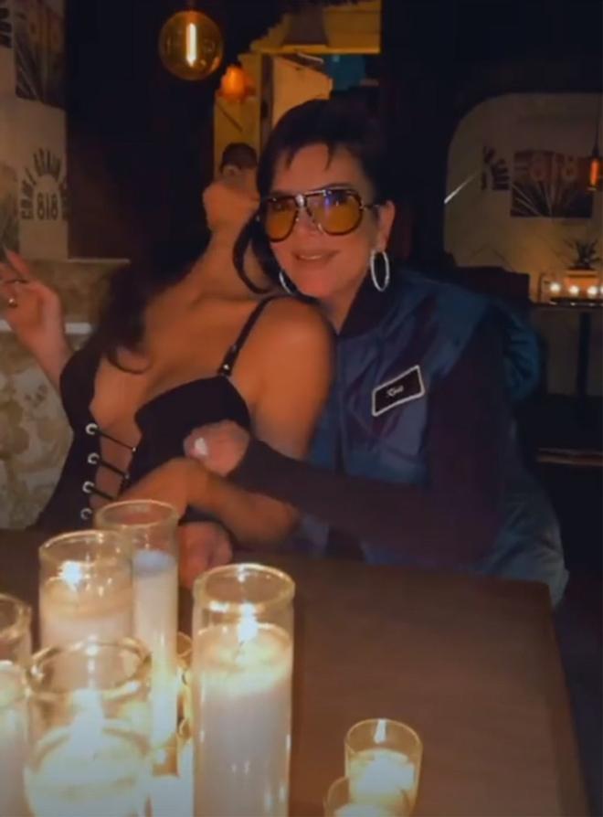 Kris Jenner con gafas de sol en un bar