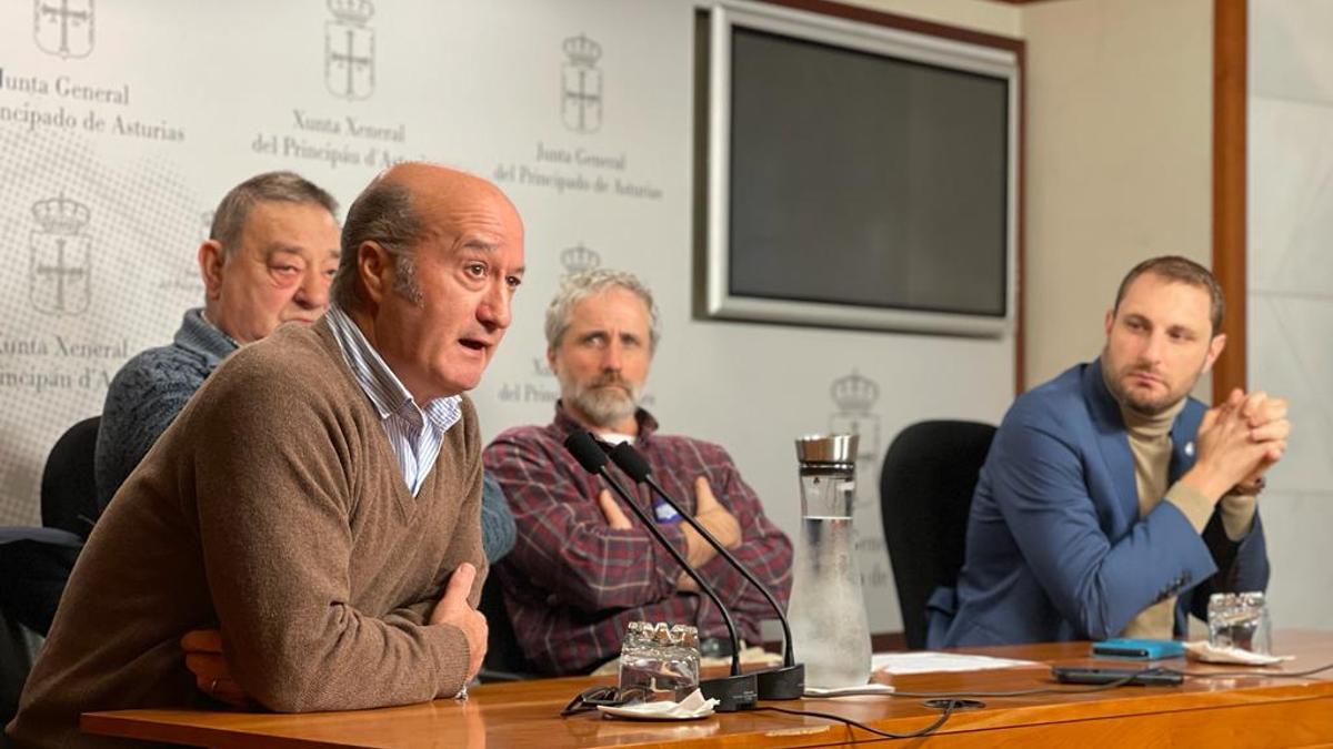 Por la izquierda, Luis Venta, Víctor Coto, Xuan Valladares y Adrián Pumares, esta mañana en la Junta General.