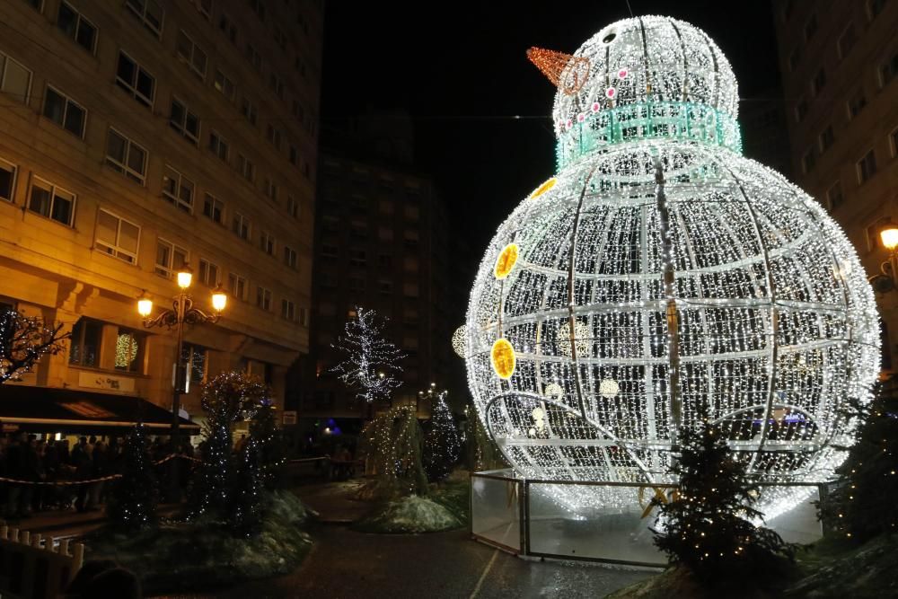 Ya es Navidad en Vigo: 10 milllones de luces para marcar una historia. // A. Villar | J. Lores | J. Álvarez | C. Delgado | M. Romero