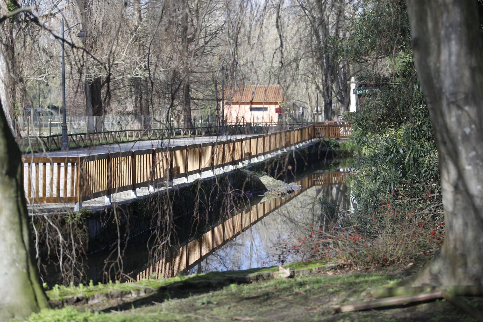 En imágenes: Comienza el dragado de los estanques del parque de Isabel la Católica