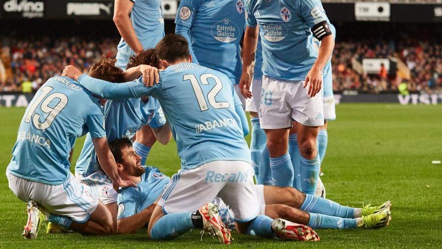 Los jugadores celestes felicitan a Luca de la Torre por  el gol que abrió el marcador.