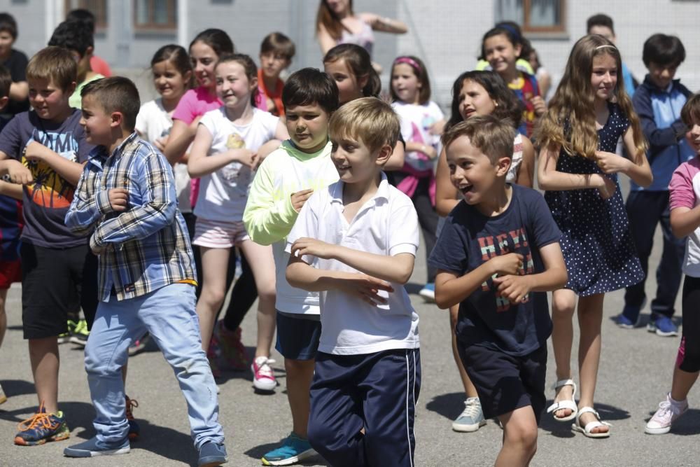 Los alumnos de La Vallina bailan zumba solidaria y en La Canal juegan a ser olímpicos