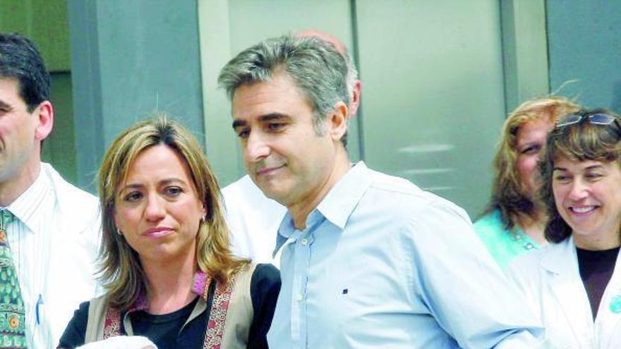 Carme Chacón y su marido, Miguel Barroso, salen del hospital con su hijo, Miquel.