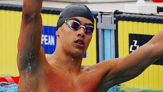 Luca Hoek festeja su medalla de oro en 100 libres del campeonato europeo júnior de natación.