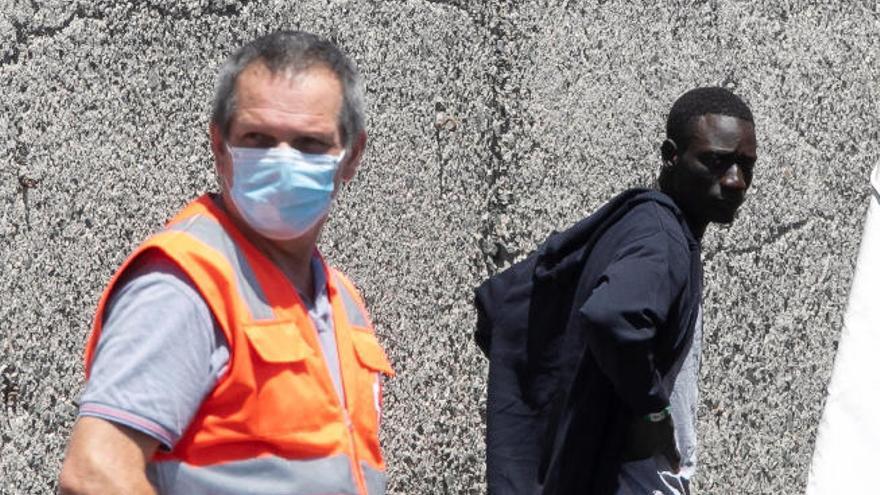 Uno de los ocupantes del cayuco se dirige al hospital de campaña de la Cruz Roja en el puerto de Arguineguín.