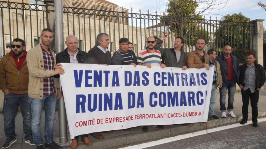 El comité de empresa de Ferroatlántica, el pasado martes, en su protesta ante la Xunta.