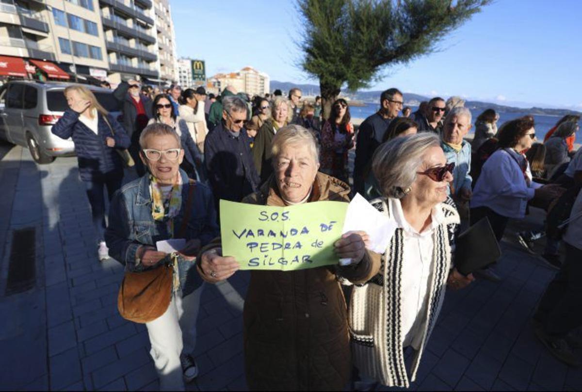 Una mujer muestra un cartel reivindicativo. | GUSTAVO SANTOS