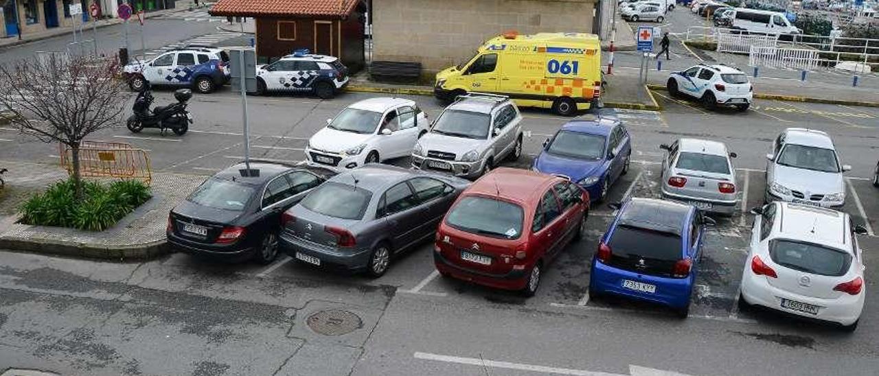 El suceso tuvo lugar en el aparcamiento de la antigua Casa do Mar, delante de la sede de la Policía. // G.N.